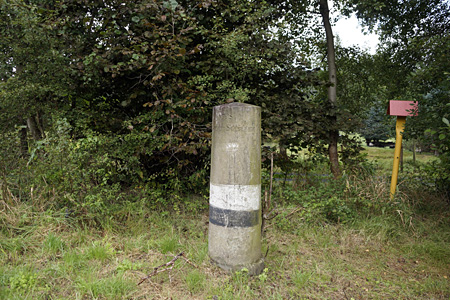 Hessischer Kreisgrenzstein Aufenau - bayrische Stundensäule