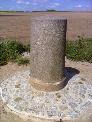 Preußischer Rundsockelstein Bellingen/Demker