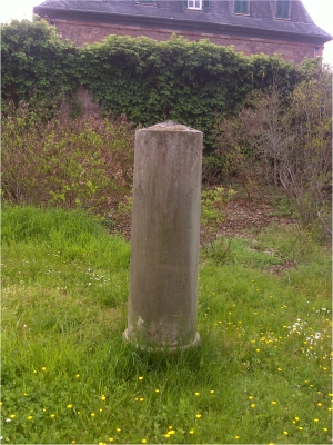 Hessischer Rundsockelstein Langen-Schloß Wolfsgarten